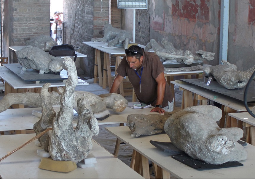 Llorenç Alapont investigating the Pompeii casts.